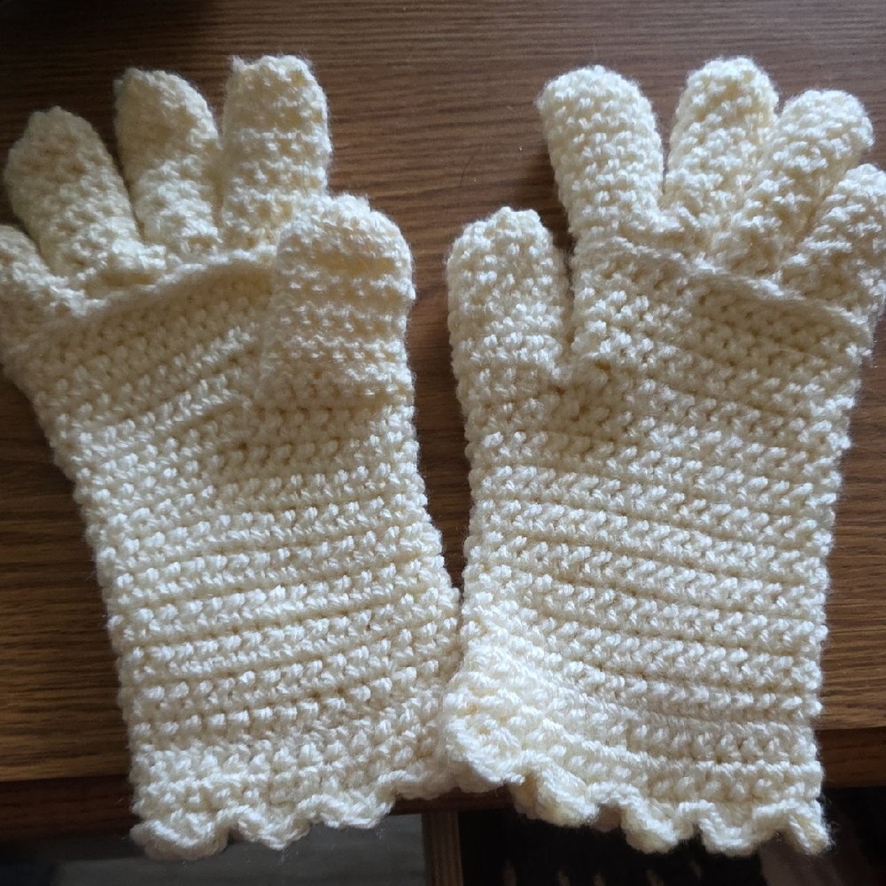 Cream Crochet Women's Gloves